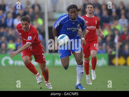 Soccer - Barclays Premier League - Middlesbrough / Chelsea - Riverside Stadium.Didier Drogba, Chelsea et Luke Young, bataille de Middlesbrough pour le ballon Banque D'Images