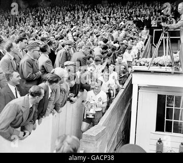 Le capitaine gagnant, NAT Lofthouse de Bolton Wanderers, porte la FA Cup sur les marches de la boîte royale après que son corset de buts lui a donné une victoire de 2-0 Banque D'Images