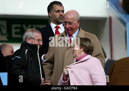 L'ancien footballeur Manchester United Sir Bobby Charlton et son épouse Norma Charlton prennent leurs sièges dans les tribunes, avant le match. Banque D'Images