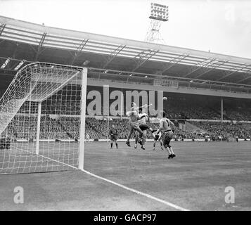 Le gardien de but brésilien Gilmar (l) pointe à l'écart de Bobby Smith en Angleterre (r) Banque D'Images