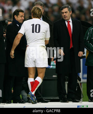 Le Premier ministre Gordon Brown (r) et le président français Nicolas Sarkozy (l) secouez la main avec Jonny Wilkinson, un Anglais Banque D'Images