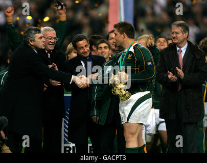 Rugby Union - IRB Rugby World Cup 2007 - finale - Angleterre / Afrique du Sud - Stade de France.Le capitaine sud-africain John Smit tremble la main avec le Premier ministre britannique Gordon Brown Banque D'Images