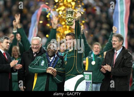 Rugby Union - coupe du monde de rugby IRB - finale - Angleterre / Afrique du Sud - Stade de France.Le capitaine sud-africain John Smit lève la coupe du monde de rugby avec le président sud-africain Thabo Mbeki Banque D'Images