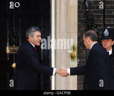 Ce matin, le Premier ministre britannique Gordon Brown se met entre les mains de son homologue turc Recep Tayyip Erdogan, devant le numéro 10 Downing Street. Banque D'Images