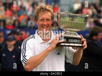 Tennis - Nottingham Samsung Open 2002 - final.Jonas Bjorkman, en Suède, célèbre avec le trophée Nottingham Samsung Open après avoir battu Wayne Arthurs en finale Banque D'Images