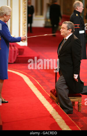 Sir Norman Rosenthal est fait chevalier par la Reine au palais de Buckingham. Banque D'Images