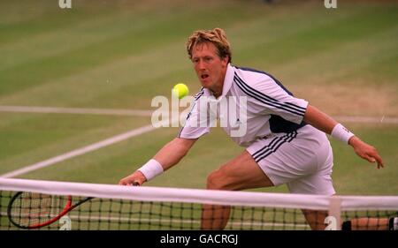 Tennis - Nottingham Samsung Open 2002 - final.Jonas Bjorkman, suédois, en route pour vaincre Wayne Arthurs en finale Banque D'Images