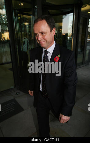 Le commissaire adjoint de la police métropolitaine, John Yates, quitte la Maison Portcullis dans le centre de Londres après avoir témoigné devant le Comité de l'administration publique au sujet de l'enquête sur l'argent comptant pour les honneurs à la Chambre des communes. Banque D'Images