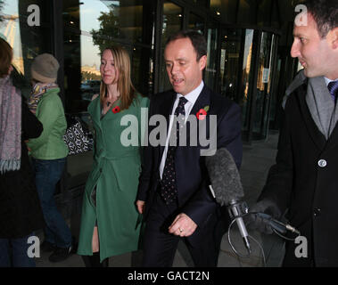 Le commissaire adjoint John Yates est interrogé par un journaliste (à droite) alors qu'il quitte la Maison Portcullis dans le centre de Londres après avoir témoigné devant le Comité de l'administration publique au sujet de l'enquête sur l'argent comptant pour les honneurs à la Chambre des communes. Banque D'Images