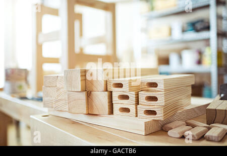 Des selles dans le travail du bois atelier. Banque D'Images