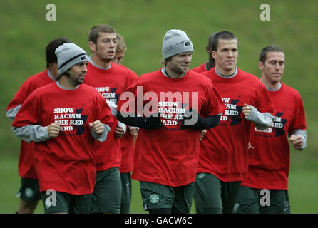 Joueurs celtiques avec Steven Pressley (au centre) lors d'un entraînement au Centre d'entraînement du Celtic FC, Lennoxtown. Banque D'Images