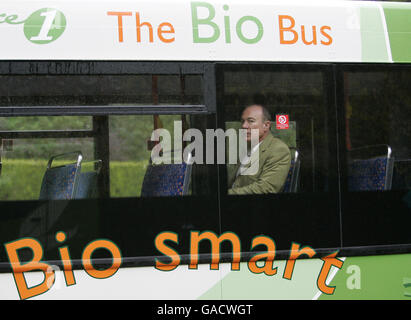 Brian Souter a lancé une nouvelle initiative visant à fournir des tarifs d'autobus moins chers aux passagers qui fournissent de l'huile de cuisson, alors que Stagecoach lance les premiers Bio-bus du Royaume-Uni au parc Dean Castle à Kilmarnock. Banque D'Images