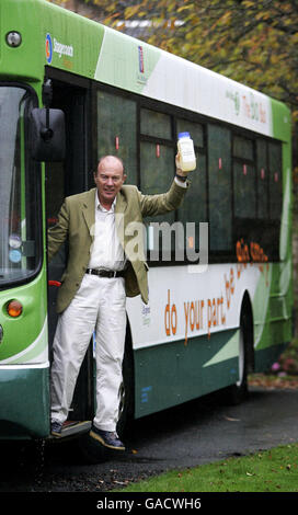 Brian Suter détient des conteneurs qui seront remis aux passagers à bord d'autobus pour qu'ils se remplissent d'huile de cuisson. En retour, ils recevront des tarifs réduits pour les autobus, puisque Stagecoach lance les premiers Bio-bus du Royaume-Uni au parc Dean Castle à Kilmarnock. Banque D'Images