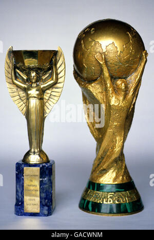 Le Trophée Jules Rimet (l) avec son successeur, le Trophée de la coupe du monde de la FIFA (r) Banque D'Images