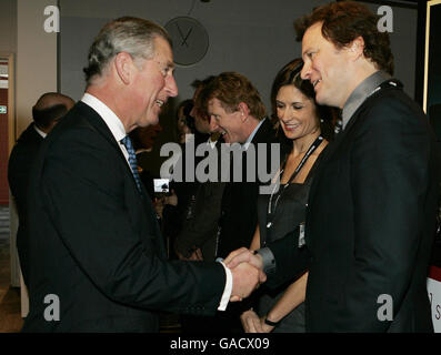 Le Prince Charles (à gauche) de Grande-Bretagne s'entretient avec l'acteur britannique Colin Firth au British film Institute de Londres lors d'une visite du Prince et de la duchesse de Cornwall au BFI. Banque D'Images