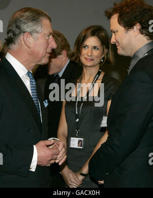 Le Prince Charles (à gauche) de Grande-Bretagne s'entretient avec l'acteur britannique Colin Firth au British film Institute de Londres lors d'une visite du Prince et de la duchesse de Cornwall au BFI. Banque D'Images