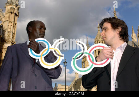 Abdul Jabbar Adam, président de l'Union du Darfour au Royaume-Uni (à gauche) et Jonathan Bowen, président de l'organisation des étudiants Aegis, se joignent à une manifestation sur le College Green, Westminster, avant de remettre une lettre à l'ambassade chinoise demandant une action décisive de la Chine sur la situation au Darfour, dans l'ouest du Soudan. Banque D'Images