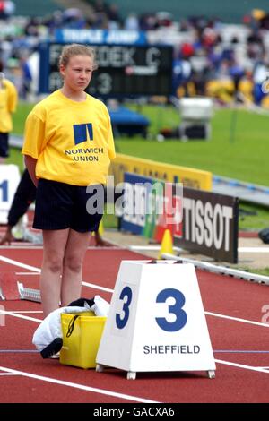 Athlétisme - Norwich Union Classic - Sheffield. Un jeune assistant aux blocs de départ Banque D'Images