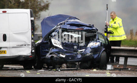 La scène à la suite d'un accident mortel sur la M8 près de Livingston, en Écosse, dans lequel un homme est mort. Banque D'Images