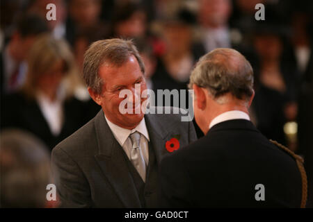 M. Andrew Holmes est fait OBE par le Prince de Galles à Buckingham Palace. Cette photo doit être créditée à PA photos. Banque D'Images