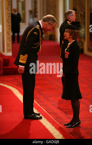 Mme Vanora Marland, de Londres, est fabriquée par le Prince de Galles à Buckingham Palace. Cette photo doit être créditée à PA photos. Banque D'Images