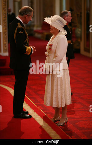 Mme Kathleen Cheetham, de Bolton, est fabriquée en MBE par le Prince de Galles au palais de Buckingham.Cette photo doit être créditée à PA photos. Banque D'Images