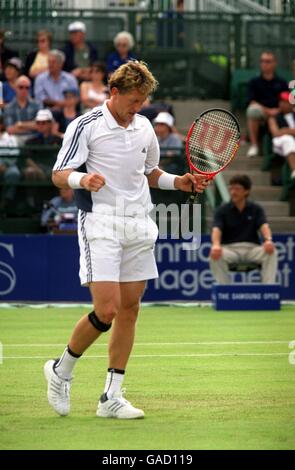 Tennis - Nottingham Open 2002 - première partie. Jonas Bjorkman lors de son match avec Andy Roddick Banque D'Images