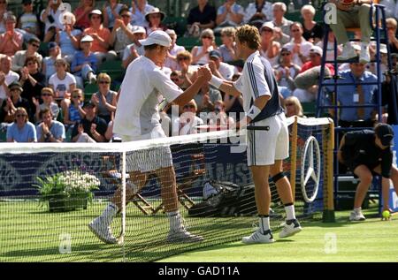 Jonas Bjorkman (r) serre la main avec Andy Roddick (l) après battre le jeune au premier tour Banque D'Images