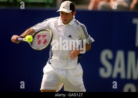 Tennis - Nottingham Open 2002 - première partie. Jamie Delgado en action contre Michel Kratochvil Banque D'Images