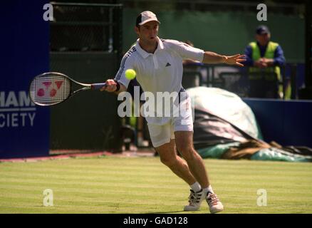 Tennis - Nottingham Open 2002 - première partie. Jamie Delgado en action contre Michel Kratochvil Banque D'Images