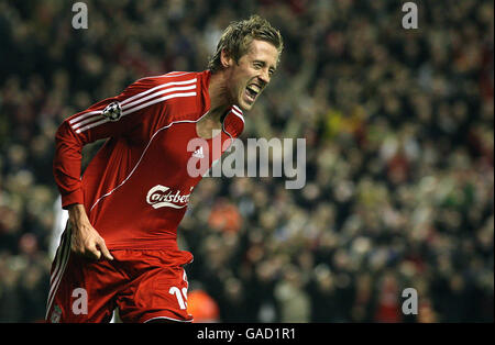 Peter Crouch de Liverpool célèbre son but lors du match de la Ligue des champions de l'UEFA à Anfield, Liverpool. Banque D'Images