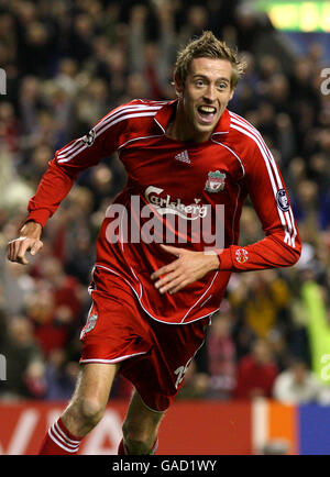 Peter Crouch de Liverpool célèbre son but lors du match de la Ligue des champions de l'UEFA à Anfield, Liverpool. Banque D'Images