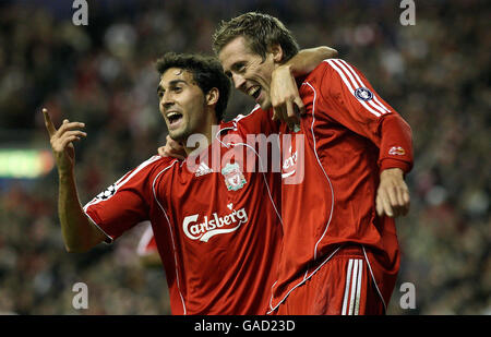 Peter Crouch de Liverpool (à droite) célèbre son deuxième but avec Alvaro Arbeloa lors du match de la Ligue des champions de l'UEFA à Anfield, Liverpool. Banque D'Images