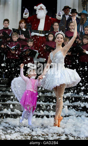 PHOTO AUTONOME. Jane Hurlihy, quatre ans, de Glassnevin et Amy Thake, de Ballet Ireland, ont lancé le guide des événements du Conseil municipal de Dublin pour la saison de Noël 2007. Banque D'Images