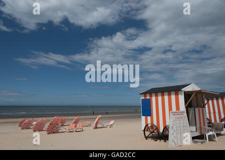 Plage Avec Cabines De Bain Transats Parasols San Remo Italie