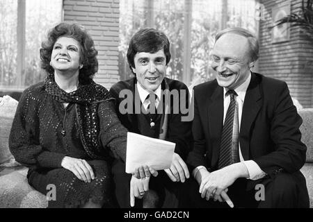 L'ancienne star du savon de Coronation Street Pat Pheonix avec le présentateur TV-AM d'ITV John Stapleton et le leader travailliste Neil Kinnock apparaissent le studio pour célébrer le premier anniversaire du spectacle. Banque D'Images