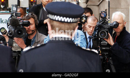 Commentaires du commissaire de police métropolitaine Sir Ian Blair à l'extérieur de Old Bailey, London atfer la police métropolitaine a été reconnue aujourd'hui coupable de violation des lois sur la santé et la sécurité. Banque D'Images