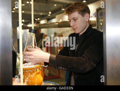 Exposition du musée des Sciences Franz Ferdinand Tour - Londres.Alex Kapranos, de Franz Ferdinand, visite une nouvelle galerie d'exposition sonore au Musée des Sciences de Londres. Banque D'Images