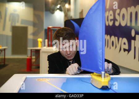 Exposition du musée des Sciences Franz Ferdinand Tour - Londres.Alex Kapranos, de Franz Ferdinand, visite une nouvelle galerie d'exposition sonore au Musée des Sciences de Londres. Banque D'Images