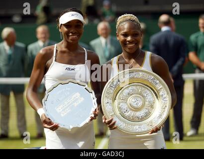 Serena Williams pose avec sa sœur venus Williams après la finale Banque D'Images