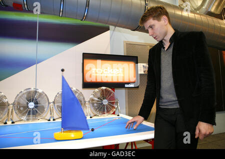 Alex Kapranos, de Franz Ferdinand, visite une nouvelle galerie d'exposition sonore au Musée des Sciences de Londres. Banque D'Images