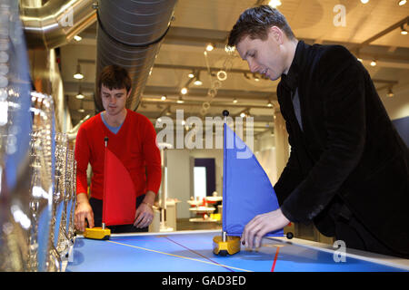 Nick McCarthy (à gauche) et Alex Kapranos de Franz Ferdinand font le tour d'une nouvelle galerie d'exposition sonore au Musée des Sciences de Londres. Banque D'Images