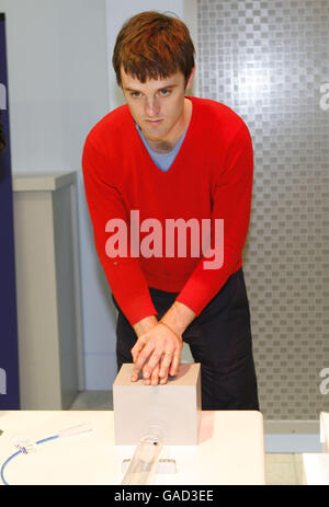 Nick McCarthy, de Franz Ferdinand, visite une nouvelle galerie d'exposition sonore au Science Museum, Londres. Banque D'Images