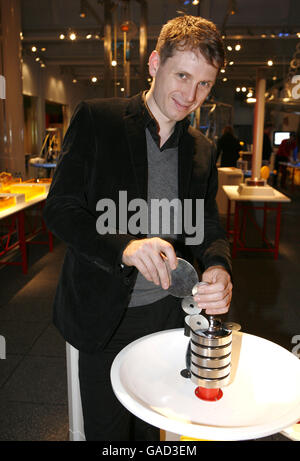 Alex Kapranos, de Franz Ferdinand, visite une nouvelle galerie d'exposition sonore au Musée des Sciences de Londres. Banque D'Images