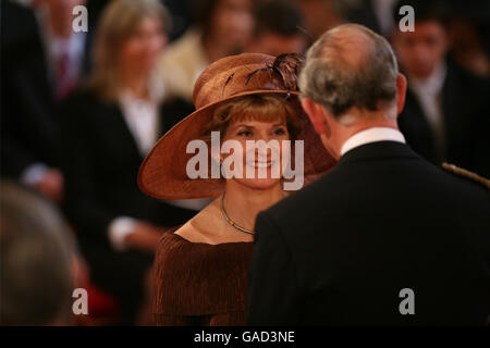 Mme Diana Nelson est faite OBE par le Prince de Galles à Buckingham Palace. Cette photo doit être créditée à PA photos. Banque D'Images