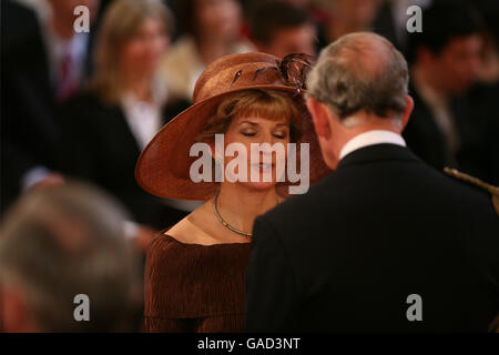 Mme Diana Nelson est faite OBE par le Prince de Galles à Buckingham Palace. Cette photo doit être créditée à PA photos. Banque D'Images