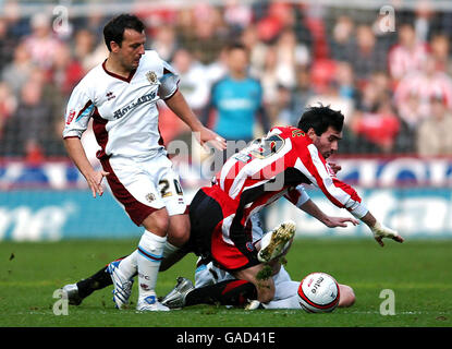 Keith Gillespie de Sheffield United et Robbie Blake de Burnley en action lors du match du championnat de football Coca-Cola à Bramall Lane, Sheffield. Banque D'Images