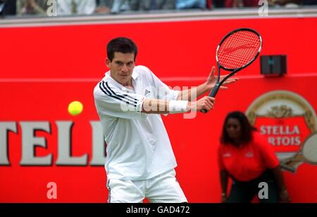 Tennis - Stella Artois Championships - final. Tim Henman en action contre Lleyton Hewitt Banque D'Images