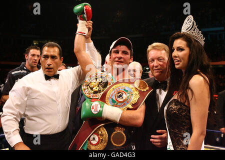 Joe Calzaghe, pays de Galles, célèbre sa victoire des points sur Mikkel Kessler, Danemark, dans le cadre du WBO/WBA/WBC Super-Middlewhuit Title bout au Millennium Stadium, Cardiff. Banque D'Images