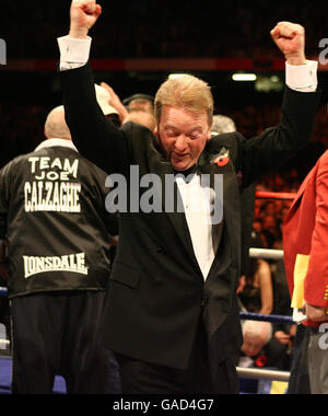 Le promoteur Frank Warren célèbre la victoire des points de Joe Calzaghe du pays de Galles sur Mikkel Kessler du Danemark dans le WBO/WBA/WBC Super-Middlewhuit Title bout au Millennium Stadium, Cardiff. Banque D'Images